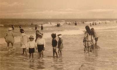 Crianças em banho-maria, banho para crianças, c1900. de Unbekannt