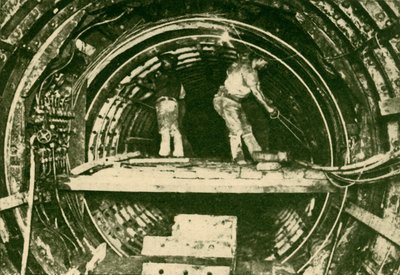 Ampliando túneis na cidade e na ferrovia sul de Londres, lançando diâmetros novos e antigos, 1930. de Unbekannt