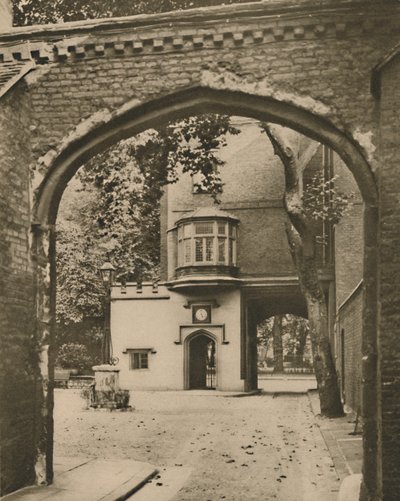 Pátio de entrada e gateway da Charterhouse, c1935. de Unbekannt