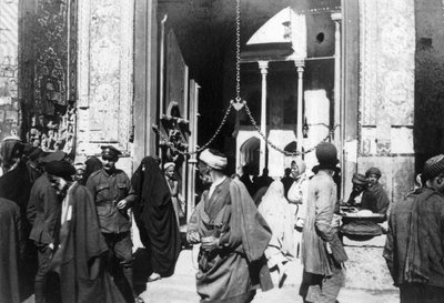Entrada da mesquita de Kazimain, Iraque, 1917-1919 de Unbekannt