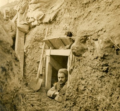 Entrada para um abrigo escavado, c1914-c1918 de Unbekannt