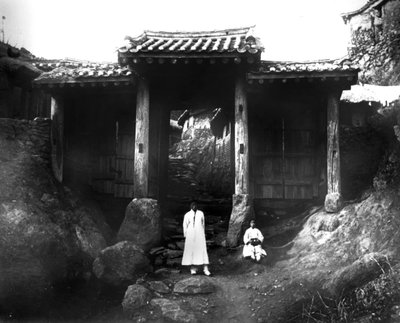 Entrada para uma vila, Coréia, 1900 de Unbekannt