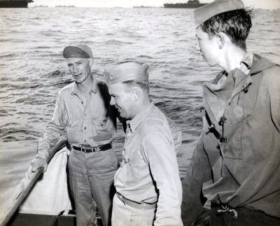 Ernie Pyle visita o USS Hornet de Unbekannt