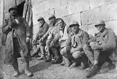 Francês evacuado ferido após a batalha em Plessis-de-Roye, Picardia, França, 30 de março de 1918 de Unbekannt