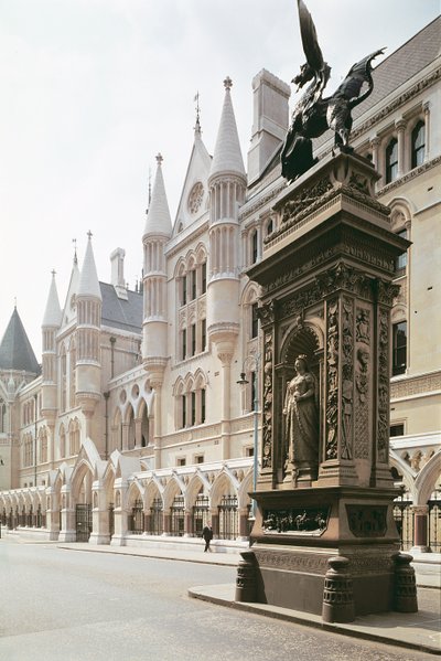 Vista exterior da entrada dos Tribunais Reais de Justiça, Londres (foto) de Unbekannt
