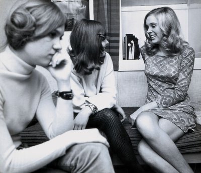 Moda: jovens raparigas numa festa em Espanha, uma das mulheres está a usar um vestido muito curto de Unbekannt