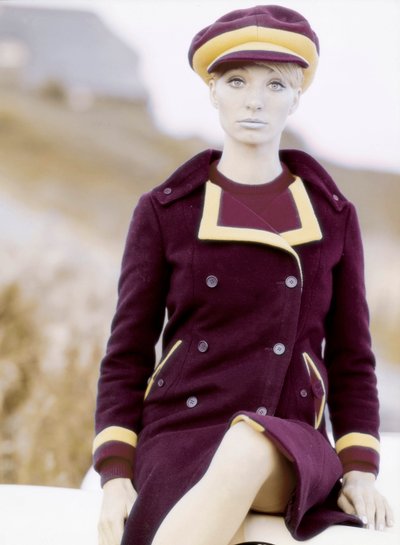 Moda: jovem mulher de boné e casaco, final dos anos 60 - início dos anos 70 (foto) de Unbekannt