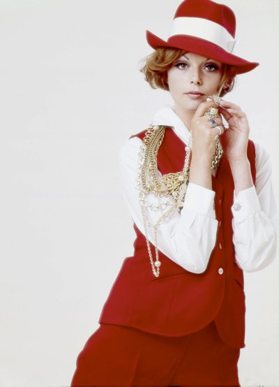 Moda: jovem mulher de chapéu e roupa vermelha, final dos anos 60 (foto) de Unbekannt