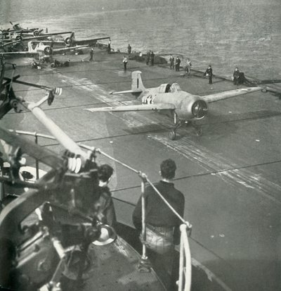 Aviões de combate a bordo de um porta-aviões, Segunda Guerra Mundial, c1943. de Unbekannt