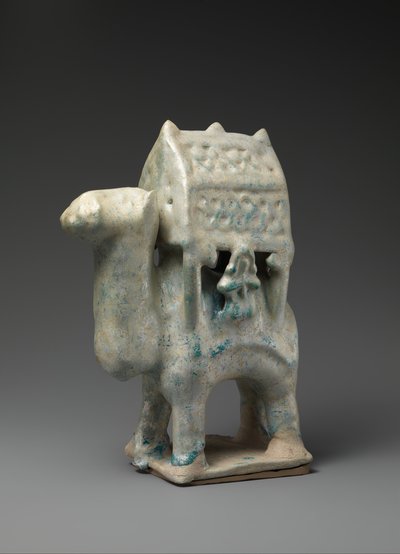 Estatueta em forma de camelo carregando um palanquim e dois cavaleiros, século XII e início do século XIII. de Unbekannt