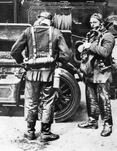 Bombeiros vestindo capacetes de fumaça, obras de borracha da Farringdon Street, Londres, 1926-1927 de Unbekannt