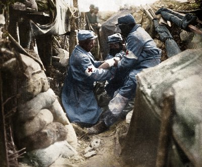 Primeiros socorros a um homem ferido em uma das trincheiras francesas, 1915 de Unbekannt
