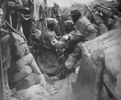 Primeiros socorros a um homem ferido em uma das trincheiras francesas, 1915 de Unbekannt