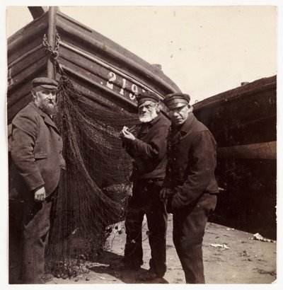 Pescadores em pé junto a uma rede, c 1905 de Unbekannt