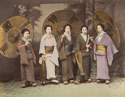 [Cinco mulheres japonesas em trajes tradicionais com guarda-sóis], 1870s. de Unbekannt