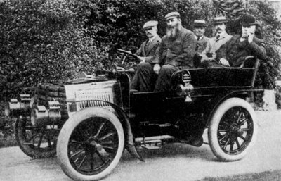 Cinco homens sentados em um automóvel, 1902 1935 de Unbekannt
