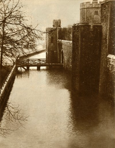 Águas de inundação no fosso na Torre de Londres, 1928, 1935. de Unbekannt