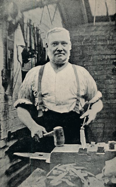 Forjando uma lâmina, c1917 de Unbekannt