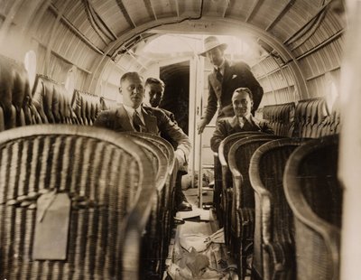 Quatro homens na cabine de passageiros de um supermarine 