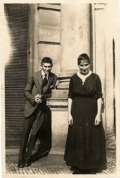 Franz Kafka com sua irmã Ottla em frente à casa Oppelt em Praga. Por volta de 1914 de Unbekannt