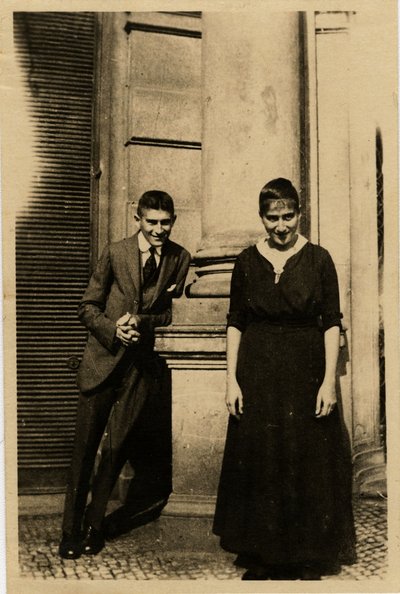 Franz Kafka com sua irmã Ottla antes da Oppelt House em Praga de Unbekannt