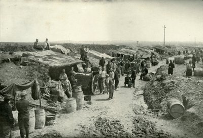 Cozinhas francesas de serviço de campo atrás da linha de tiro, 1919. de Unbekannt