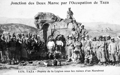 Legião Estrangeira Francesa por algumas ruínas de Marabout, Taza, Marrocos, 1904 de Unbekannt