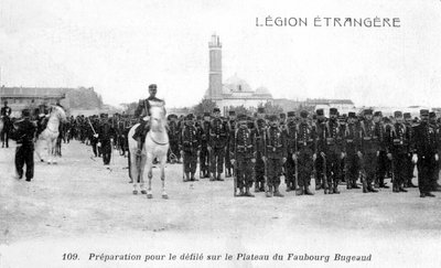 Legião Estrangeira Francesa se preparando para marchar no Plateau Faubourg Bugeaud, Argélia, século XX de Unbekannt