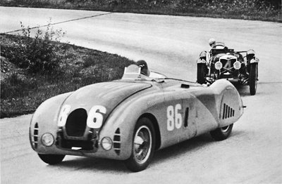 Grande Prêmio da França, 1936: Um novo Bugatti simplificado, seguido por um Riley, 1936, 1937 de Unbekannt