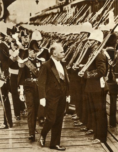 Presidente francês Raymond Poincaré com Edward, príncipe de Gales, em Portsmouth, junho de 1913, 1935. de Unbekannt
