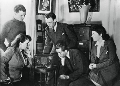 Cidadãos franceses ouvindo uma transmissão do vice-primeiro-ministro de Vichy, almirante Darlan, 23 de maio de 1941 de Unbekannt