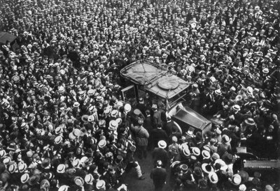 Multidões francesas aplaudindo Pershing e Joffre, Hotel Crillon, Paris, Primeira Guerra Mundial, 1917 de Unbekannt