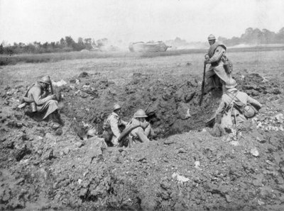 Infantaria francesa descansando em um buraco de concha, Chemin des Dames, França, 11 de junho de 1918 de Unbekannt