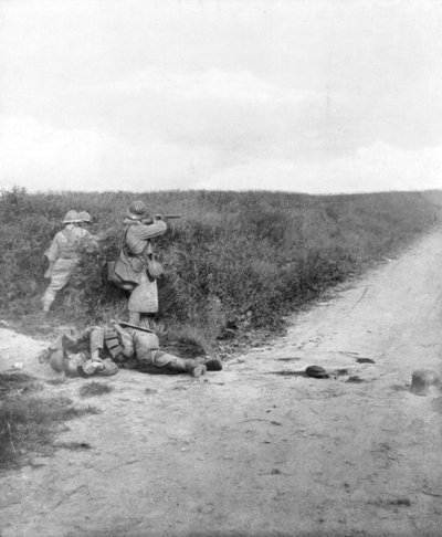 Artilheiros franceses varrendo uma estrada, Courcelles, sudeste de Montdidier, França, 9 de junho de 1918 de Unbekannt