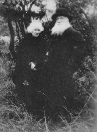 Escultor francês Auguste Rodin fotografado no parque de sua casa em Meudon, 1916, 1939 de Unbekannt
