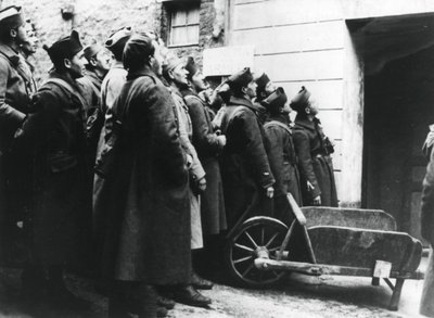 Soldados franceses em um cinema do exército, França, 1940 de Unbekannt