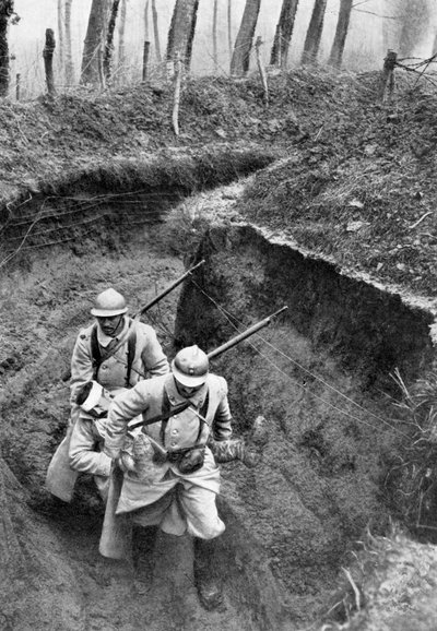 Soldados franceses carregando um companheiro ferido de frente, Primeira Guerra Mundial, 1917, c1920 de Unbekannt