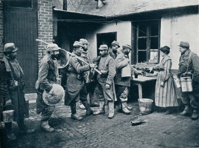 Soldados franceses que retornam das trincheiras param para um refresco, c1914 de Unbekannt