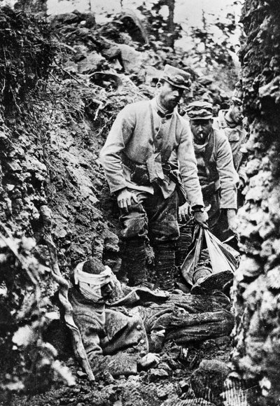 Tropas francesas após um ataque e bombardeio alemão, Primeira Guerra Mundial, 30 de junho de 1915 de Unbekannt