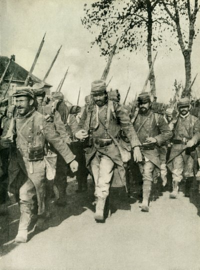 Tropas francesas em marcha, Primeira Guerra Mundial, 1914-1918, c1920. de Unbekannt
