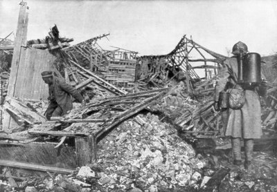 Tropas francesas usando lança-chamas para expulsar alemães de seus abrigos, Cantigny, França, 1918 de Unbekannt