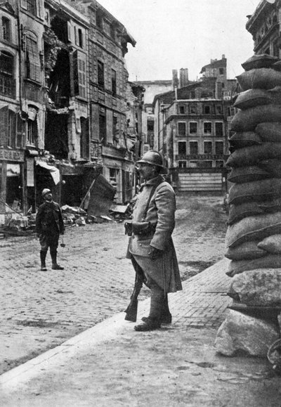 Guarnição de soldados e bombeiros franceses, Verdun, França, Primeira Guerra Mundial, 1916, c1920 de Unbekannt