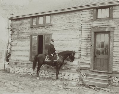 General Frederick Dent Grant a cavalo na frente da cabana (Hardscrabble) construída pelo seu pai, Ulysses S. Grant de Unbekannt