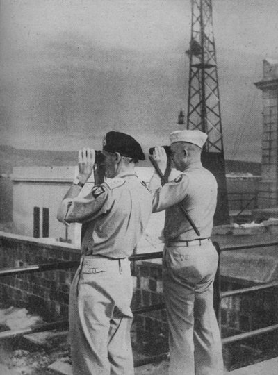 Os generais Montgomery e Eisenhower vêem de uma varanda em Messina, o continente italiano, 1943-44 de Unbekannt