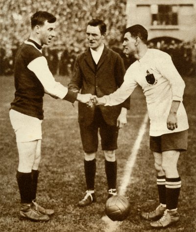 George Kay e Joe Smith antes do pontapé de saída, final da FA Cup, estádio de Wembley, Londres, 1923, 1935. de Unbekannt