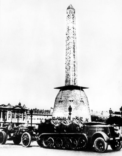 Artilharia alemã dirigindo pela Place de la Concorde, Paris, 1940 de Unbekannt