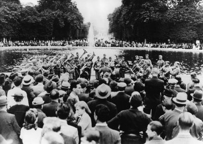 Concerto militar alemão no Jardim das Tulherias, Paris, 15 de agosto de 1940 de Unbekannt