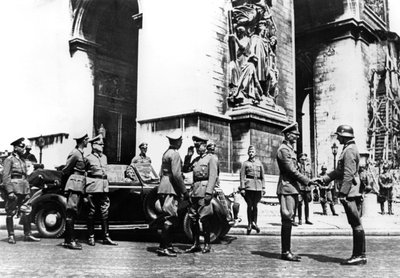 Oficiais alemães no Arco do Triunfo durante o desfile da vitória, Paris, junho de 1940 de Unbekannt