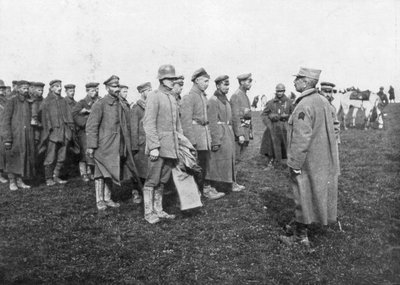 Prisioneiros alemães capturados em 18 de abril de 1918 sendo informados das regras de seu cativeiro, França de Unbekannt