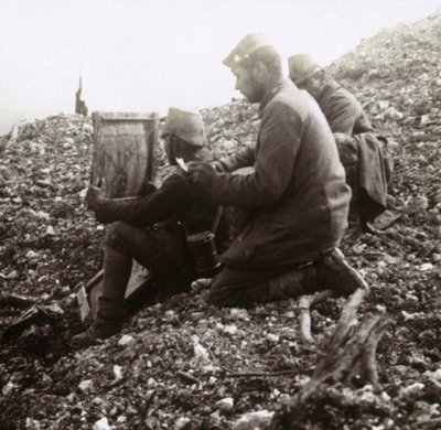 Sinalizadores alemães fora da fortaleza de Vaux, Verdun, norte da França, c1914-c1918 de Unbekannt